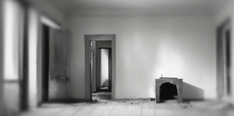 Ein einsames, herunter gekommenes Zimmer in einem alten Haus. Teilweise geblurred. Schwarz/weiß.