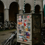 mit Stickern übersähter Stromkasten