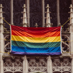 PrideFlagge (leider die ältere) hängt an einer Kírche