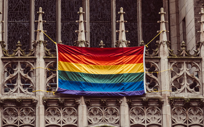 PrideFlagge (leider die ältere) hängt an einer Kírche